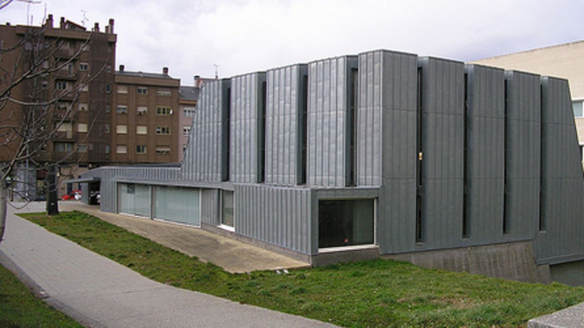 Fachada del edificio de la Uned en Ponferrada. Fachada del edificio de la Uned en Ponferrada.