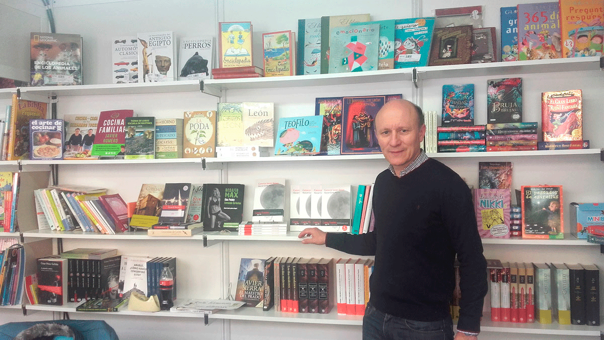 Manuel Cortés Blanco en una caseta durante una de las ediciones de la Feria del Libro en la capital leonesa.