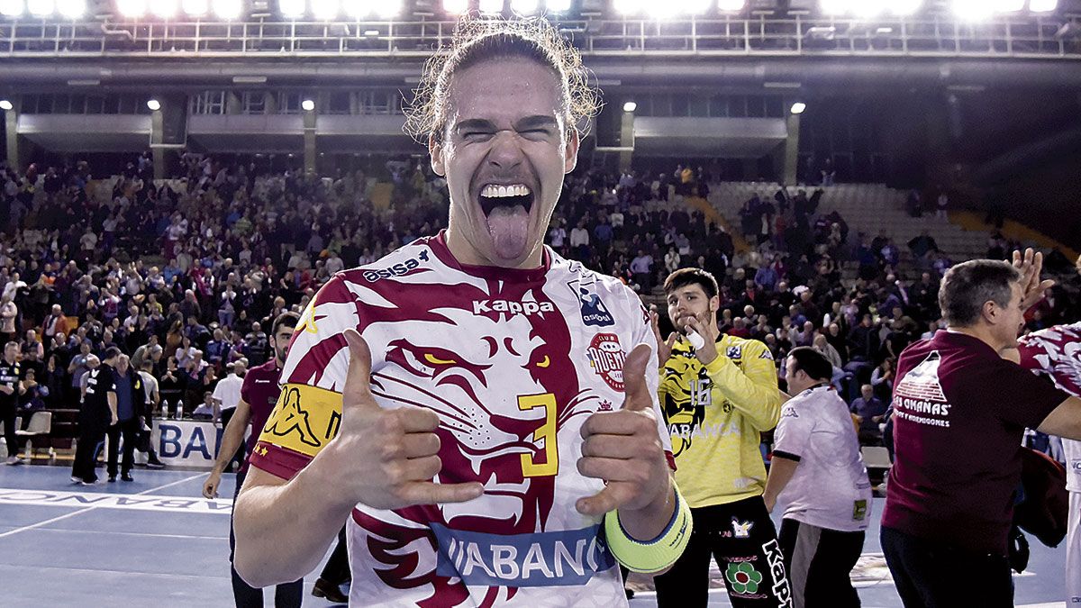 Mario López celebra una victoria europea del Ademar. | SAÚL ARÉN