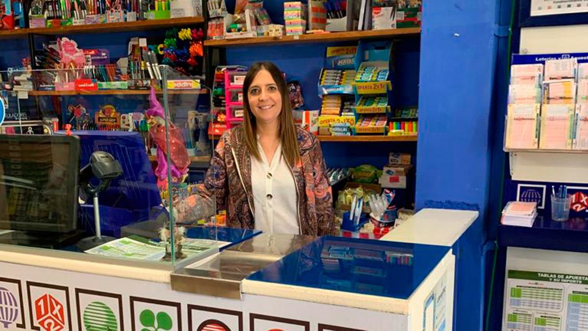 Silvia Rojo en su punto de venta en el centro de Sahagún. | L.N.C.