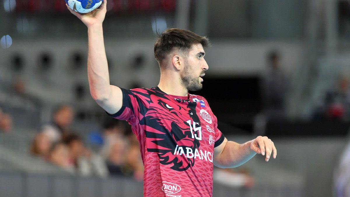 Juanjo Fernández, durante un partido con el Abanca Ademar. Juanjo Fernández, durante un partido con el Abanca Ademar.