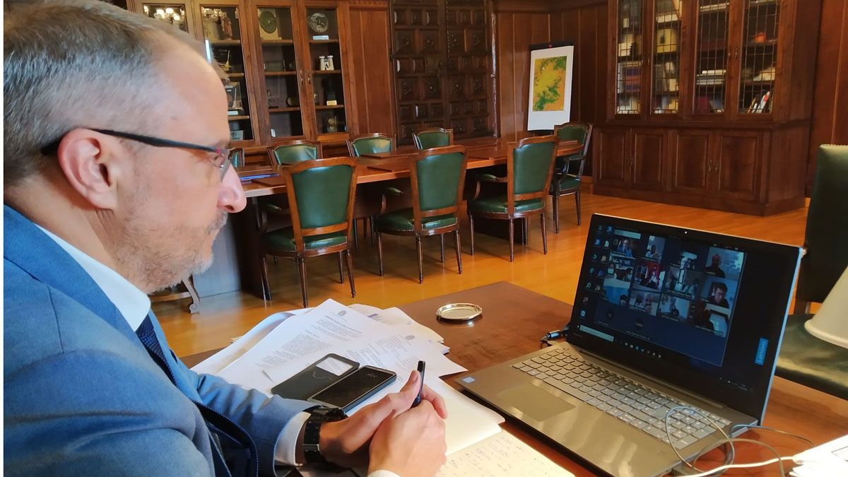 El alcalde de Ponferrada, Olegario Ramón, trabajando desde su despacho. | D.M.