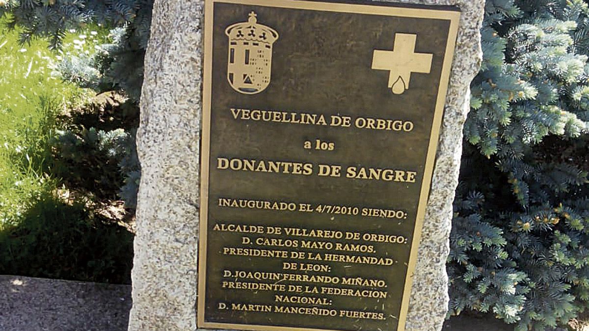 Una imagen del monumento a los donantes de Veguellina. | P.F.