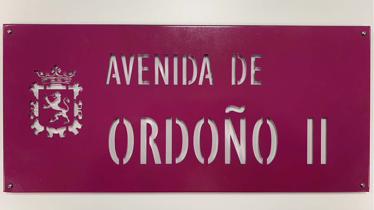Imagen de las nuevas placas encargadas por el Ayuntamiento de León. | L.N.C.