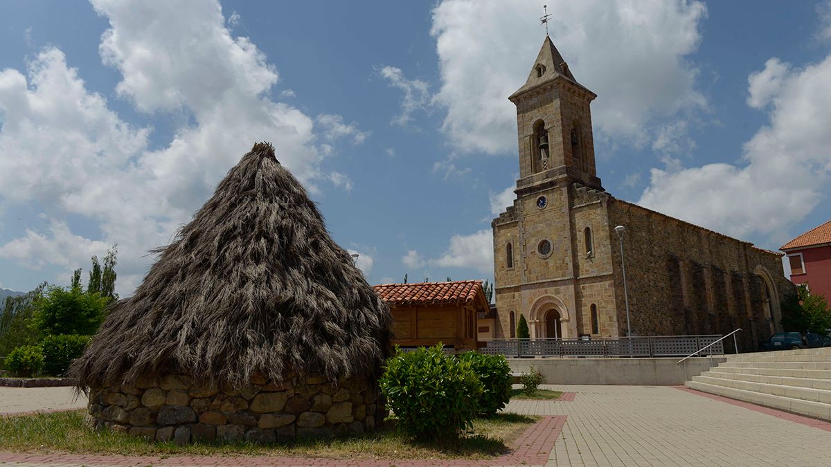 La iglesia de Riaño, donde sí podrá haber misas a partir de este 11 de mayo al entrar en fase 1, pero con medidas estrictas. | MAURICIO PEÑA