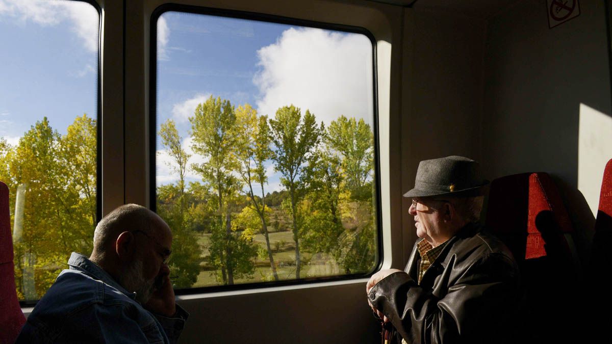 Dos usuarios de los trenes de Feve en una imagen de archivo. | MAURICIO PEÑA