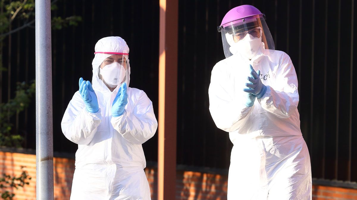 Sanitarios aplauden en el Hospital del Bierzo. | Ical