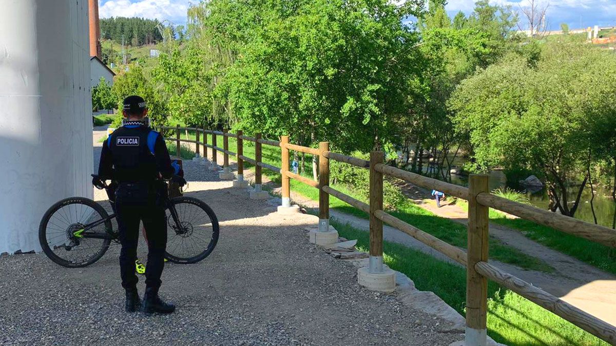 El paseo del río es otra de las zonas donde se refuerza la vigilancia, por las aglomeraciones.| POLICÍA MUNICIPAL