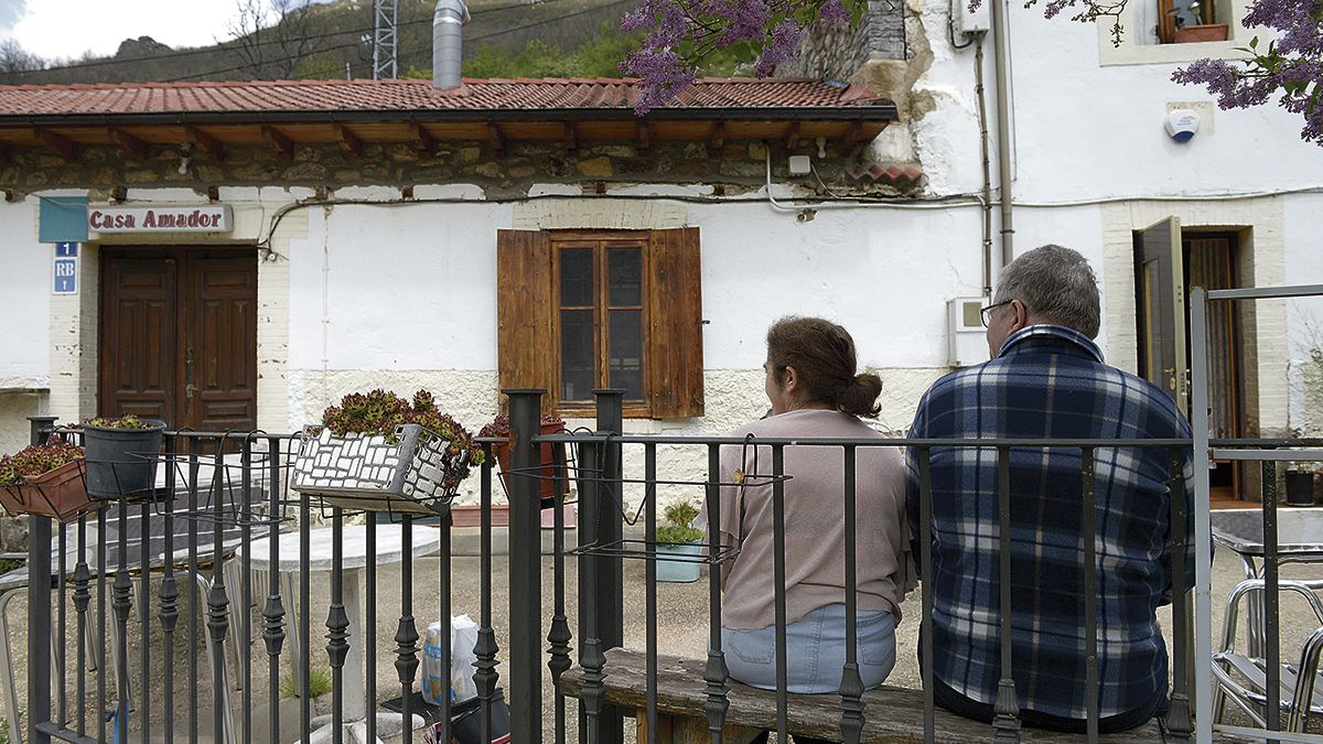 Mirta y Carlos, de la histórica Venta de Getino/Casa Amador, esperan nuevos tiempos "aquí de brazos cruzados" en la terraza del bar. | MAURICIO PEÑA