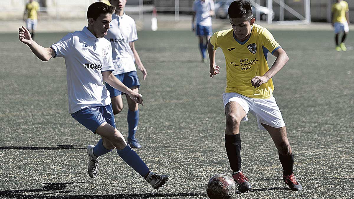 Imagen de un encuentro de fútbol base entre el León CF y La Morenica. | SAÚL ARÉN