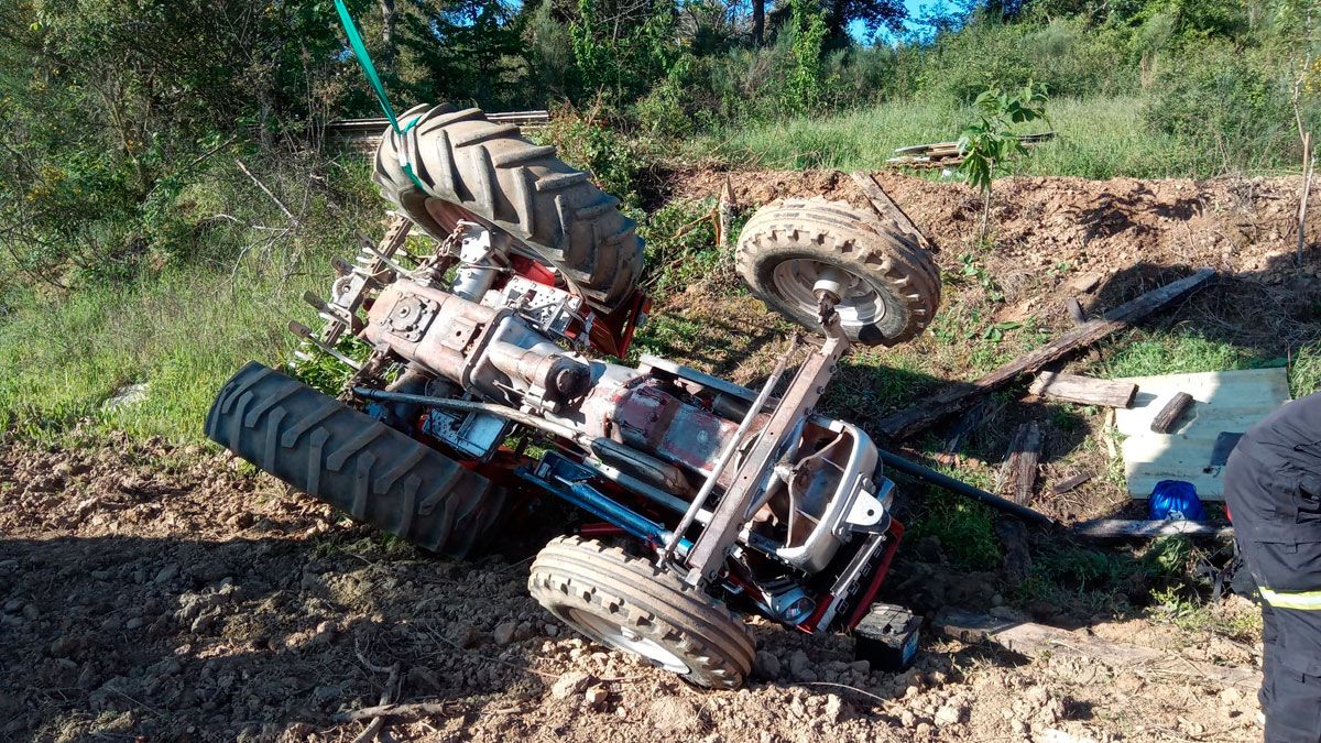 Imagen del tractor tras el vuelco. | BOMBEROS PONFERRADA