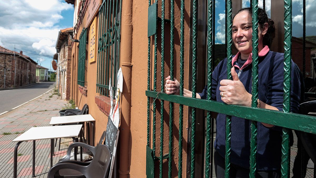 La propietaria del Bar Patri II, Mari Luz Rodríguez, con el establecimiento cerrado al público. | REPORTAJE GRÁFICO: CARLOS S. CAMPILLO (ICAL)
