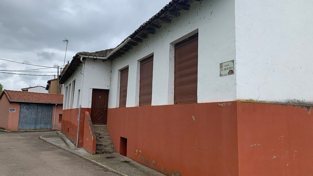 El Ayuntamiento cede las antiguas escuelas para que la tienda, un "servicio esencial", pueda abrirse allí. | L.N.C.