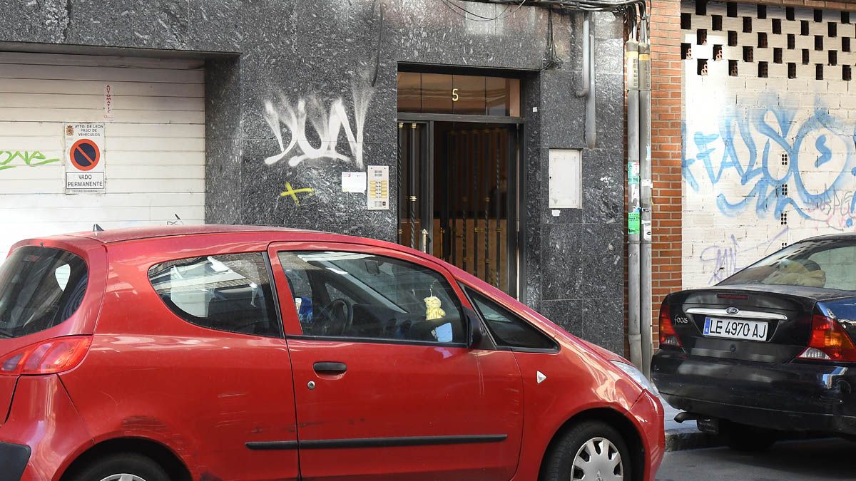 Portal del edificio de la calle Obispo Almarcha en el que vivía la mujer asesinada el pasado 26 de marzo. | ICAL