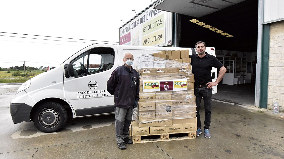 Los apicultores entregaron 800 kilos de miel al Banco de Alimentos de León. | SAÚL ARÉN