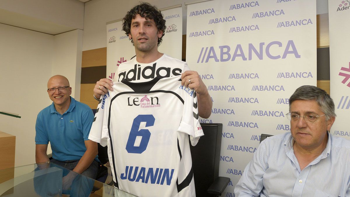 Juanín, con Cayetano Franco el día de su presentación como jugador del Ademar. | MAURICIO PEÑA