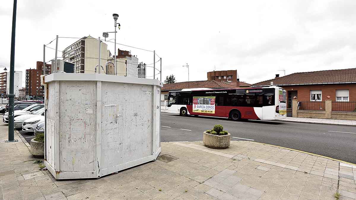 Una estación de control de calidad del aire en la avenida San Ignacio de Loyola de León. | SAÚL ARÉN