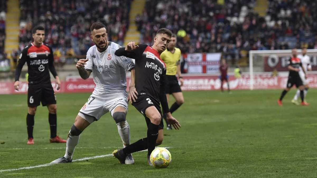 Dioni pelea un balón con un jugador del Logroñés. | SAÚL ARÉN