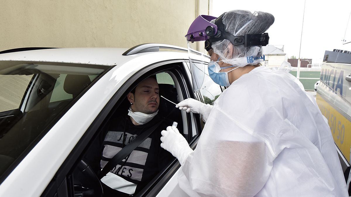 Una sanitaria realiza la PCR a un posible contagiado en el CHF de León. | SAÚL ARÉN Una sanitaria realiza la PCR a un posible contagiado en el CHF de León. | SAÚL ARÉN