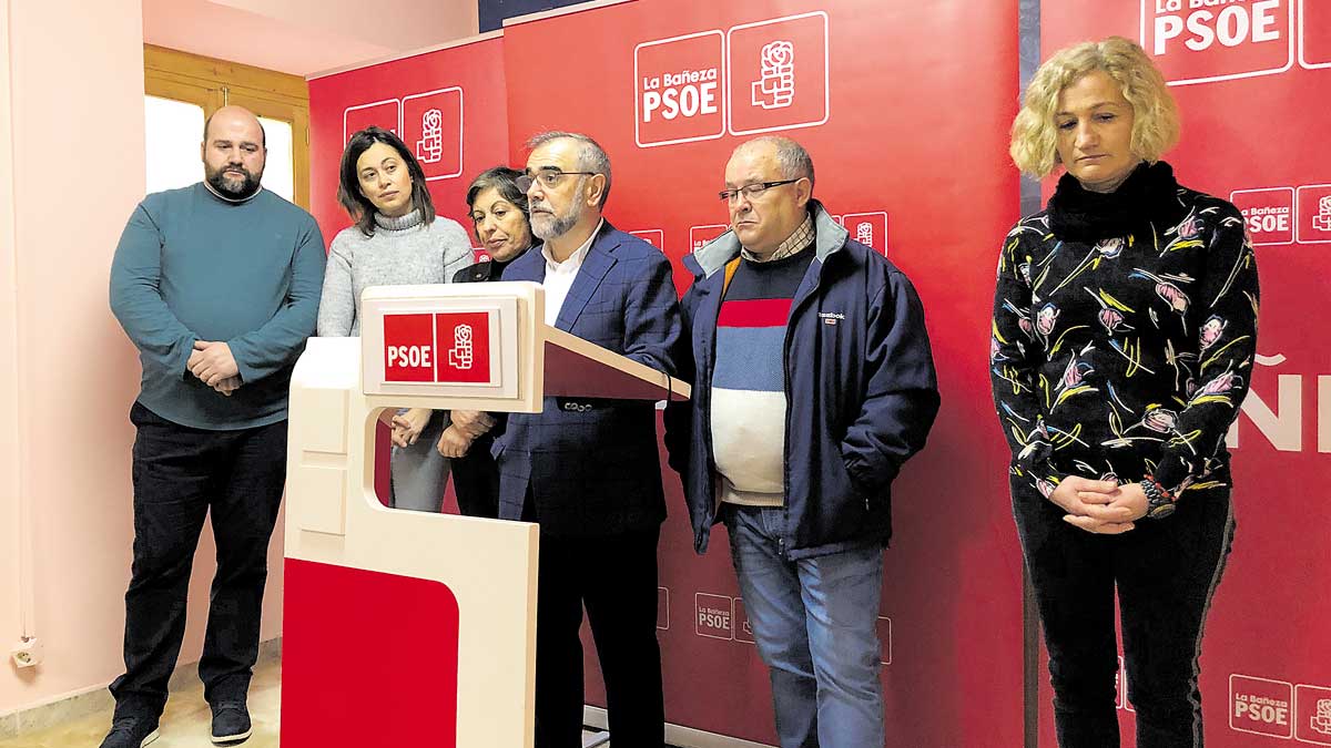 Imagen de archivo de una rueda de prensa del PSOE bañezano. | ABAJO