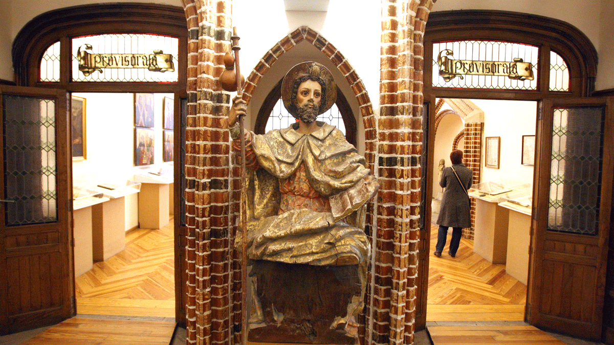 Entrada a la sala de motivos jacobeos del Museo de los Caminos en el Palacio de Gaudí de Astorga. | MIRIAM CHACÓN (ICAL)