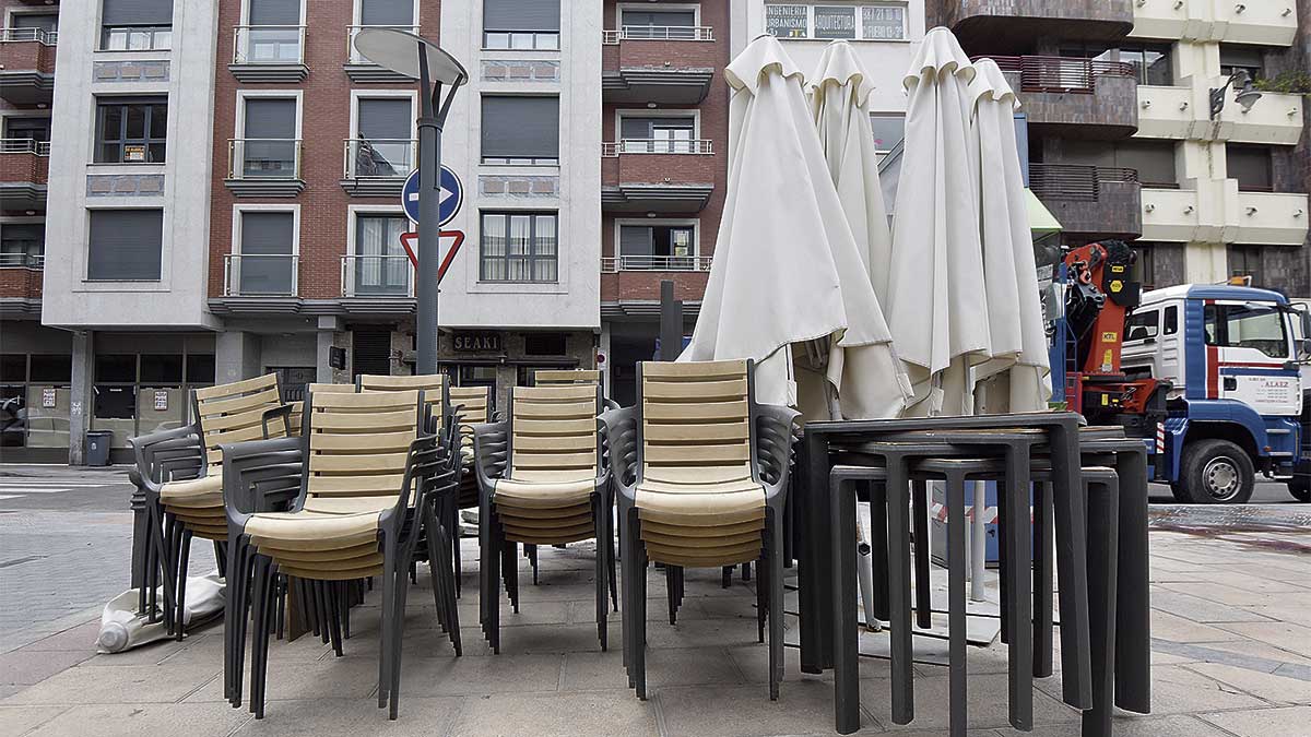 El mobiliario de una terraza a la espera de la reapertura en una céntrica calle. | SAÚL ARÉN