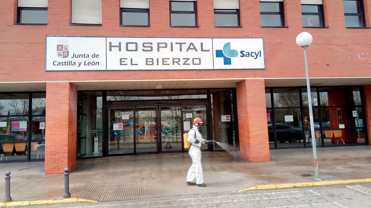 Un operario desinfecta la entrada del Hospital del Bierzo. | Ical