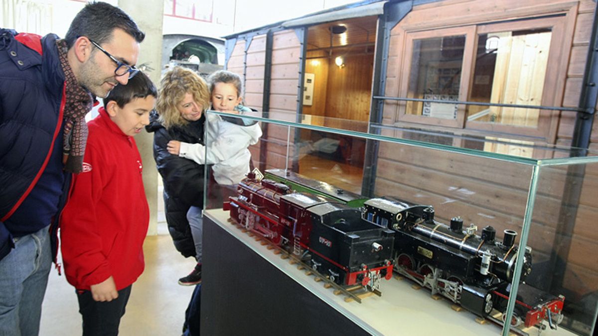Una familia visitando el Museo del Ferrocarril de Ponferrada, en una imagen de archivo. | Ical