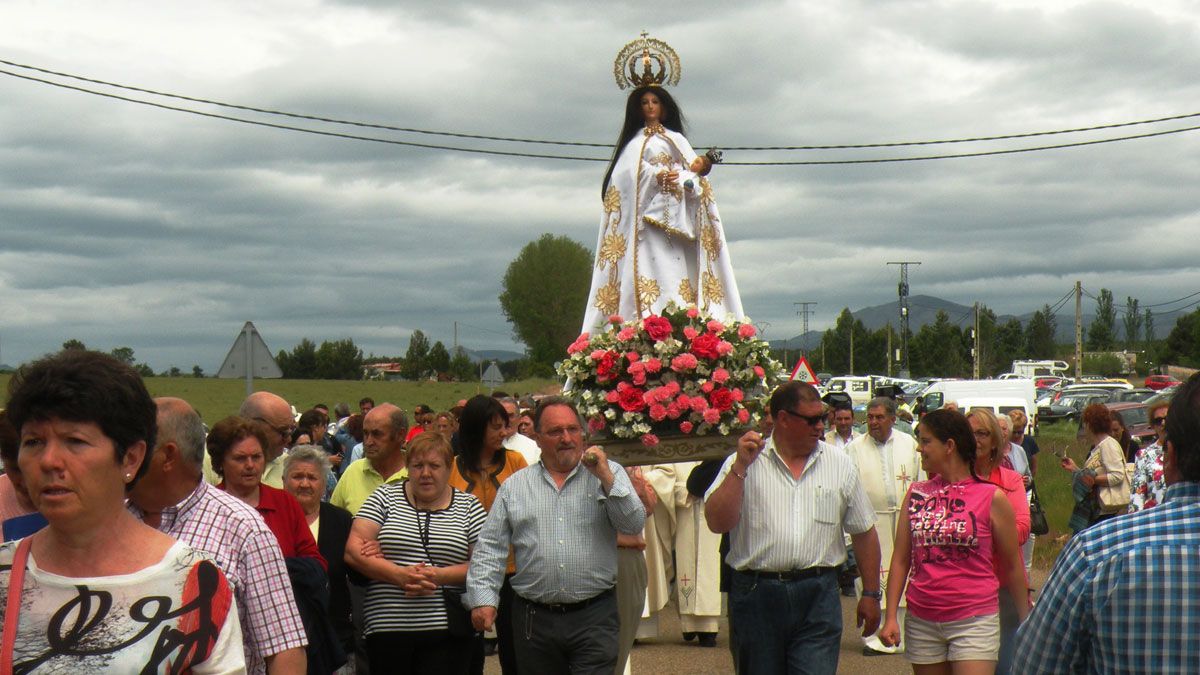 En la imagen, fotografía de archivo de la romería y rogativa de Camposagrado. | ESTEFANÍA NIÑO