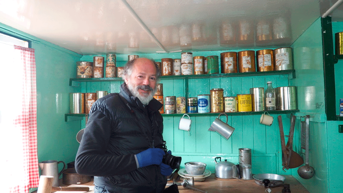 El autor del libro, Valentín Carrera, en Port Lockroy en 2017. | EDICIONES DEL VIENTO