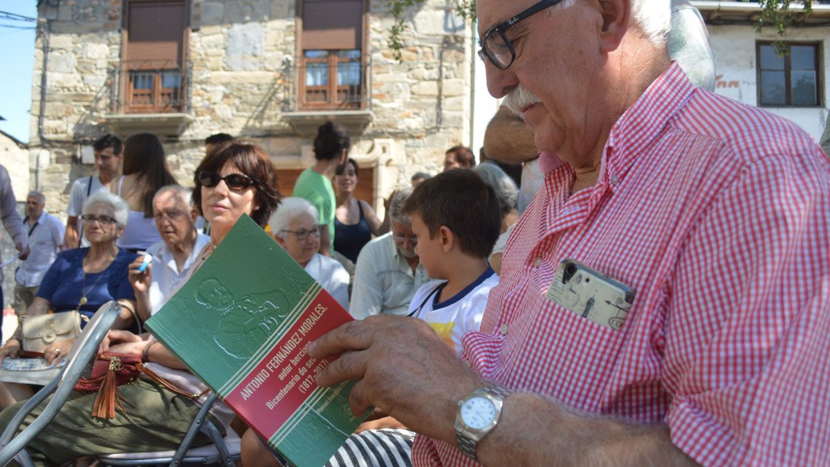 Homenaje en Villafranca al autor Fernández Morales hace unos años. | A.C.