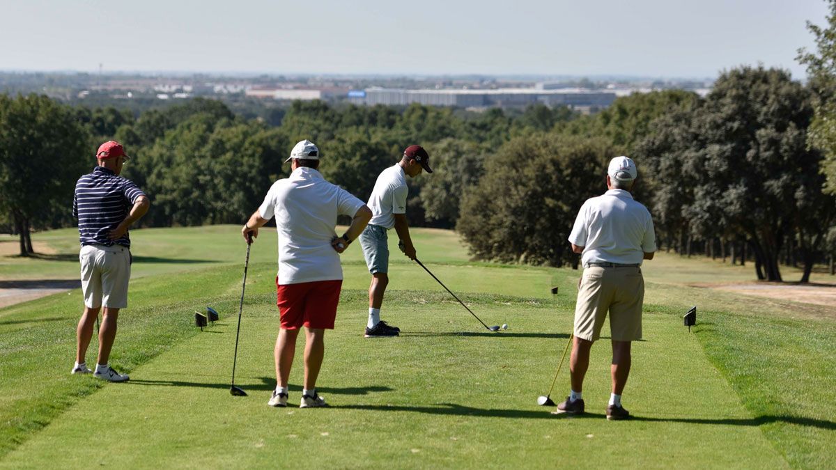 Los campos de golf leoneses esperan volver a tener actividad, aunque tardará en poder verse partidas con varias personas juntas. | SAÚL ARÉN