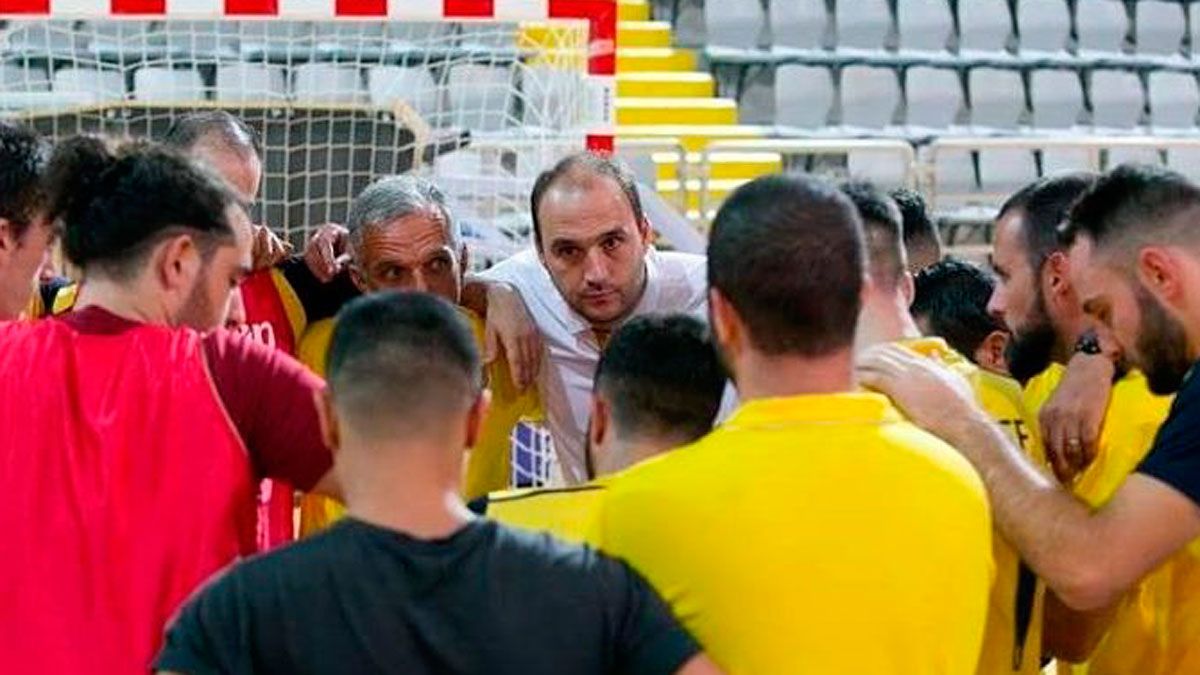 El técnico leonés, en el centro con polo blanco, da instrucciones a los jugadores del Limassol durante un entrenamiento. | LIMASSOL