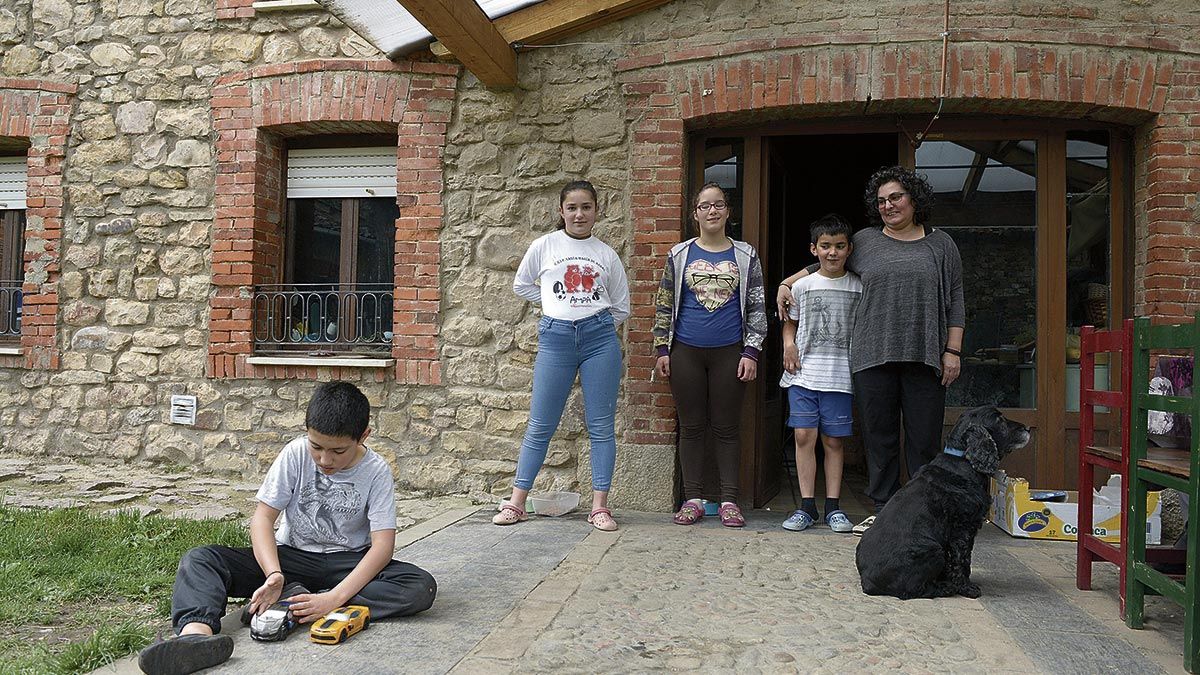 Ismael, a sus cosas; Lua, Andrea y Leo, con su madre, Feli, en su casa de Poladura; falta Zoe, que estaba en una "clase virtual". | MAURICIO PEÑA