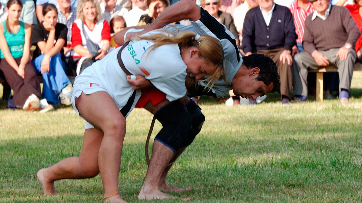 Tamarina, luchando con Ibán Sánchez.