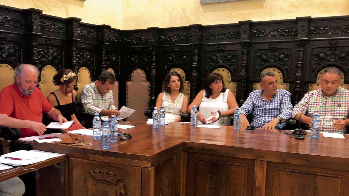 El PP de Astorga, durante una sesión plenaria. | P.F. El PP de Astorga, durante una sesión plenaria. | P.F.