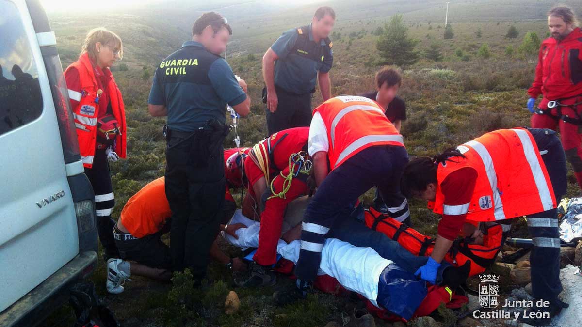 Las asistencias atieneden al herido sobre el terreno antes de su traslado en helicóptero a León. | JCyL