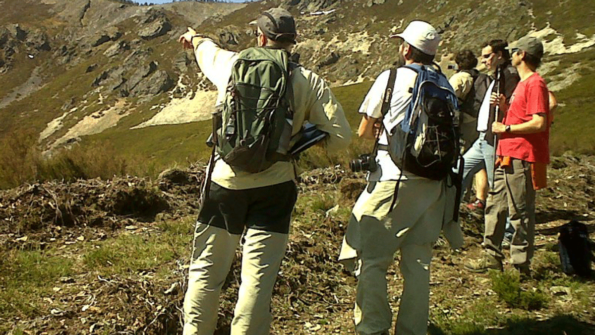 Viajeros descubriendo una de las rutas que se proponen en el inventario de senderos. | RBALE