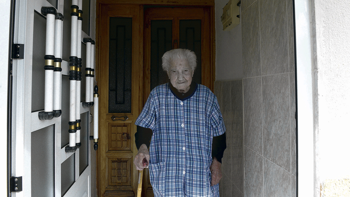 Consuelo Martínez en su casa de Santovenia de San Marcos, localidad donde nació hace 108 años y de la que prácticamente no ha salido. | MAURICIO PEÑA