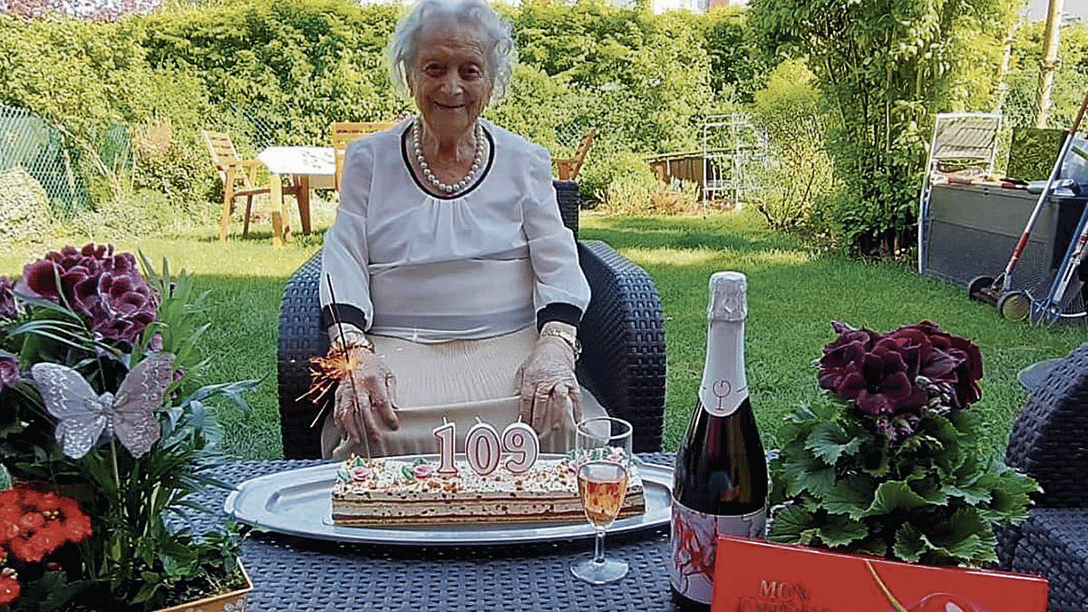 Isidora Rodríguez celebrando su 109 aniversario en la ciudad belga donde reside y con ganas de venir a la Cabrera.