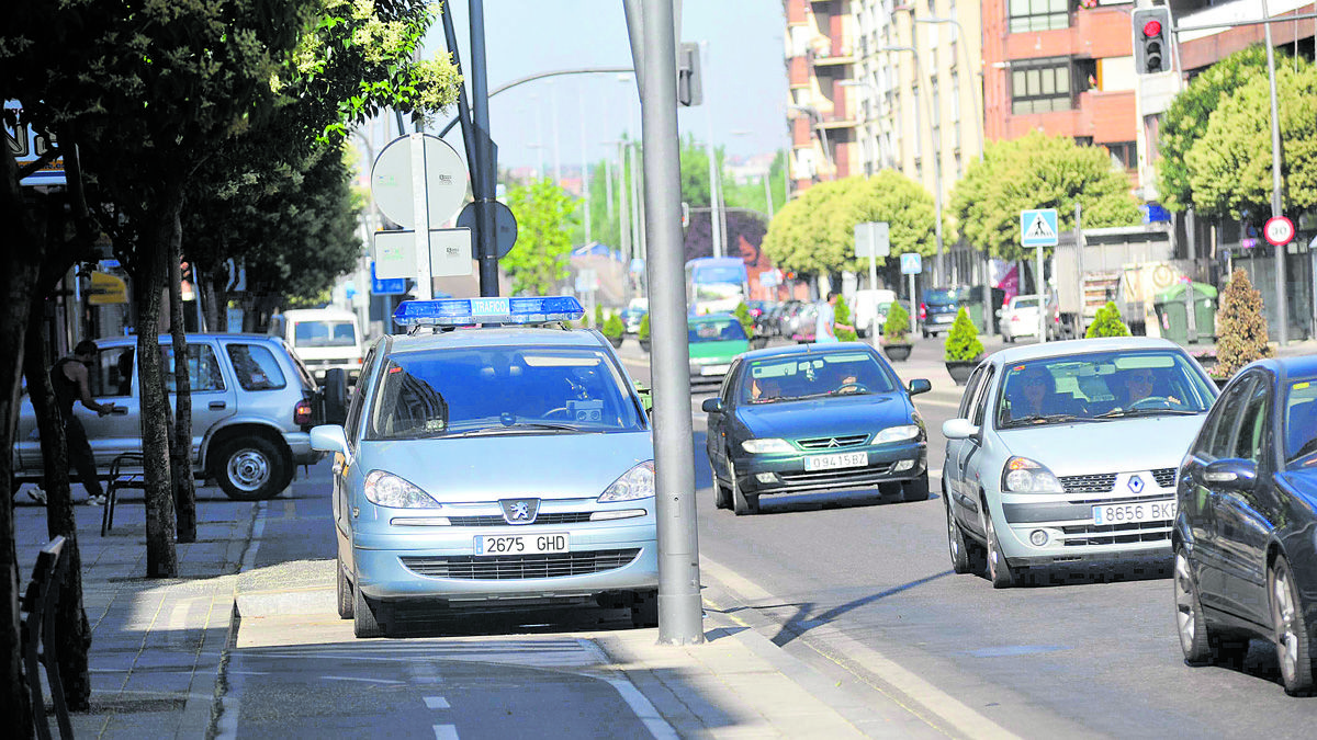 El radar móvil que utilizaba hasta ahora la Policía Local de León era una cesión de la DGT. | DANIEL MARTÍN El radar móvil que utilizaba hasta ahora la Policía Local de León era una cesión de la DGT. | DANIEL MARTÍN
