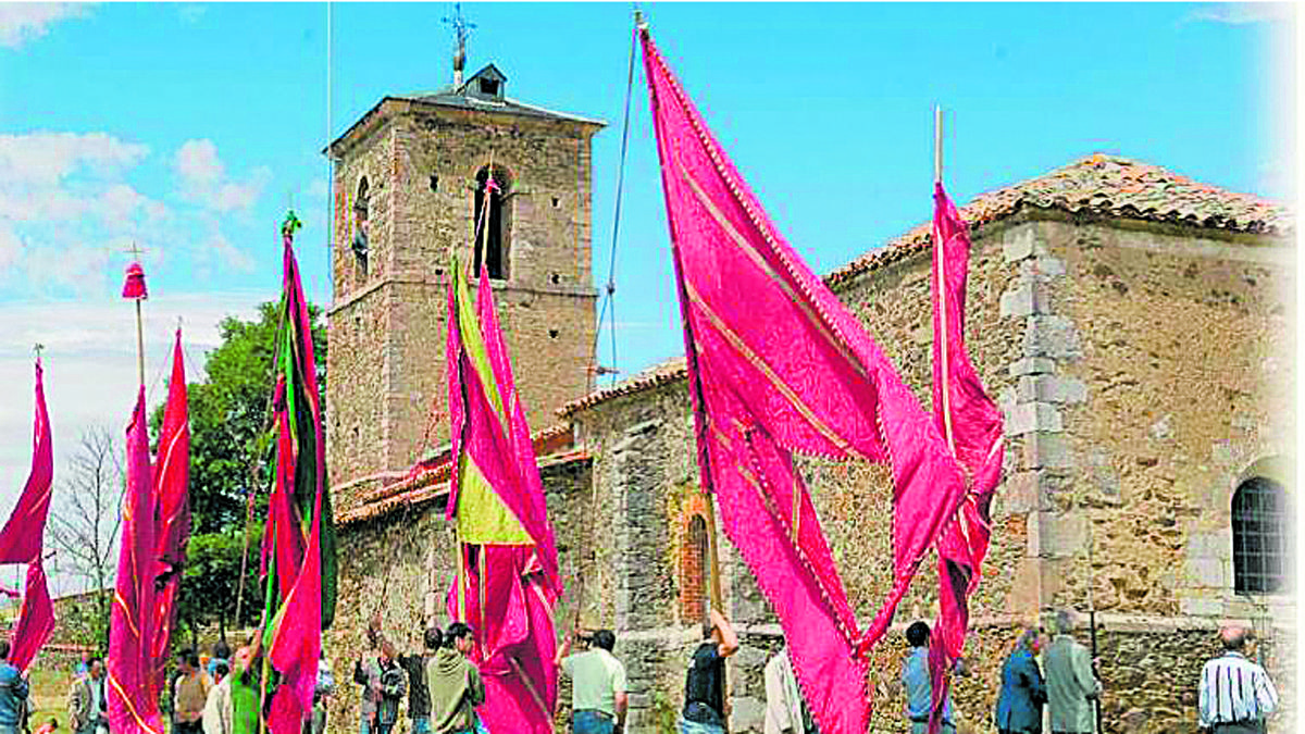 Pendones en la romería de Pandorado. | L.N.C.