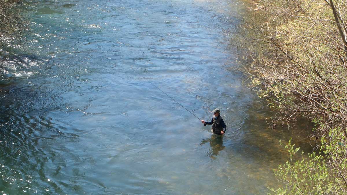 Imagen de un pescador en el río Torío. | R.P.N.