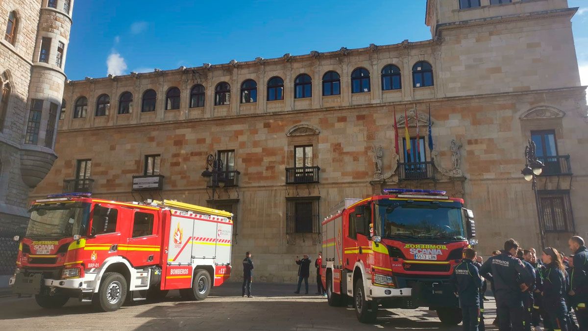 Actuación de los Bomberos de León en un reciente incendio en San Andrés. | MAURICIO PEÑA