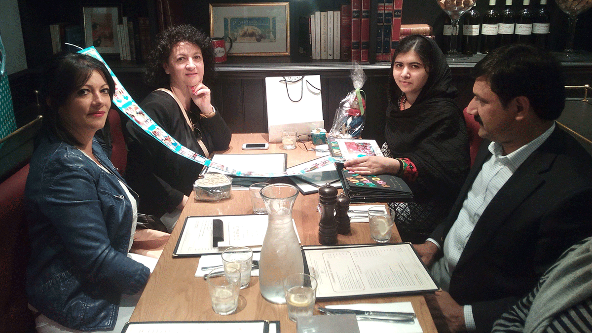 De izquierda a derecha: Montserrat Alonso, Mercedes Alonso, Malala Yousafzai y Ziauddin Yousafzai, durante su encuentro en Birmingham. | M. A.