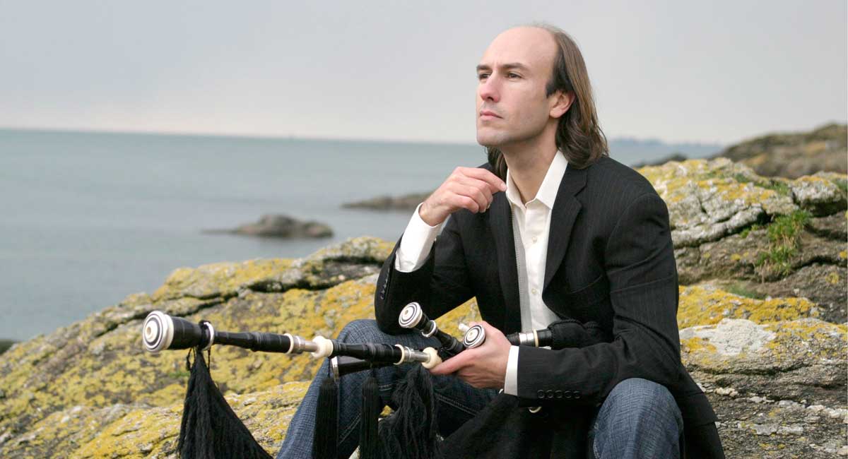 Carlos Núñez es uno de los artistas españoles más reconocidos nivel internacional siendo considerado uno de los mejores gaiteros del mundo. Carlos Núñez es uno de los artistas españoles más reconocidos nivel internacional siendo considerado uno de los mejores gaiteros del mundo.