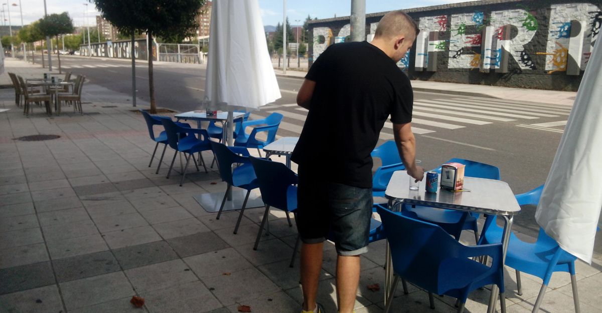 Camarero en un bar de la zona de la Rosaleda en Ponferrada. :: l.n.c. Camarero en un bar de la zona de la Rosaleda en Ponferrada. :: l.n.c.