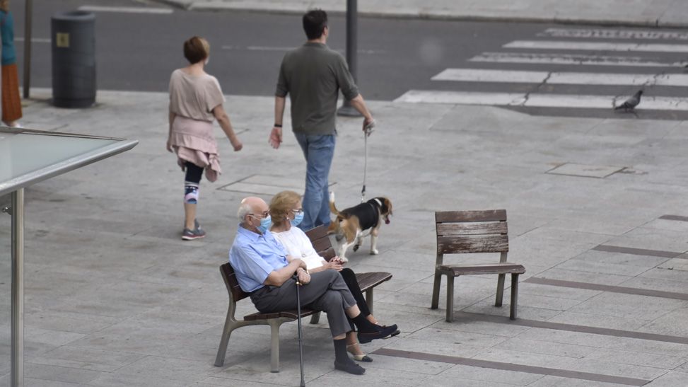 Los leoneses pueden volver a pasear en grupos después de los cambios introducidos para la 'Fase 1' de la desescalada. | SAÚL ARÉN