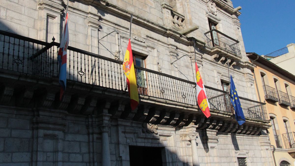 Banderas a media asta en el balcón del Ayuntamiento de Ponferrada.