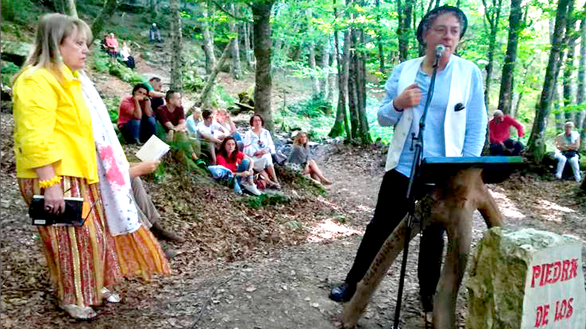 Carmen Busmayor y Juan Carlos Mestre participando en el tradicional encuentro poético en el Hayedo de Busmayor.